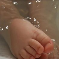 Detienen madre de un bebé que se ahogó en la bañera por negligencia