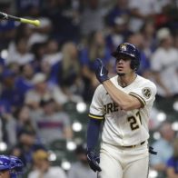 Las exhibiciones ofensivas mostradas por el dominicano Willy Adames, de los Cerveceros de Milwaukee, y el jardinero de los Angelinos de Los Ángeles, Taylor Ward, hicieron que este lunes fueran nombrados Jugadores de la Semana de la Liga Nacional y la Liga Americana en las Grandes Ligas. Adames fue el arma principal en el ataque de los Cerveceros, a quienes encabezó a un registro de 5-2 en siete encuentros durante la semana. El dominicano conectó para promedio de bateo de .310 con tres dobles, cuatro jonrones, 10 carreras remolcadas y seis anotadas. Su mejor partido en este trayecto ocurrió el pasado martes cuando bateó de 5-4, con un doble y dos cuadrangulares, además de dos carreras anotadas e igualó un récord de la franquicia con siete mpujadas, en un triunfo de los Cerveceros 12-2 sobre los Piratas de Pittsburgh. Ward fue una máquina con el bate durante esta etapa de la campaña, pisando el plato en 10 ocasiones y remolcando 11 vueltas para los Angelinos en los pasados siete encuentros, en los cuales disparó dos dobles, un triple, cuatro cuadrangulares, mientras registraba un promedio de bateo de .448., para guiar a su equipo a un récord de 6-1 en siete compromisos. Además, logró el primer partido de su carrera con dos jonrones el pasado 25 de abril, en un choque que terminó con victoria 3-0 ante los Guardianes y el 27 de abril fletó el primer 'grand slam' de su carrera, también en una victoria 9-5 ante el equipo de Cleveland. Para Adames es su segunda distinción al Jugador de la Semana y para Ward su primera.