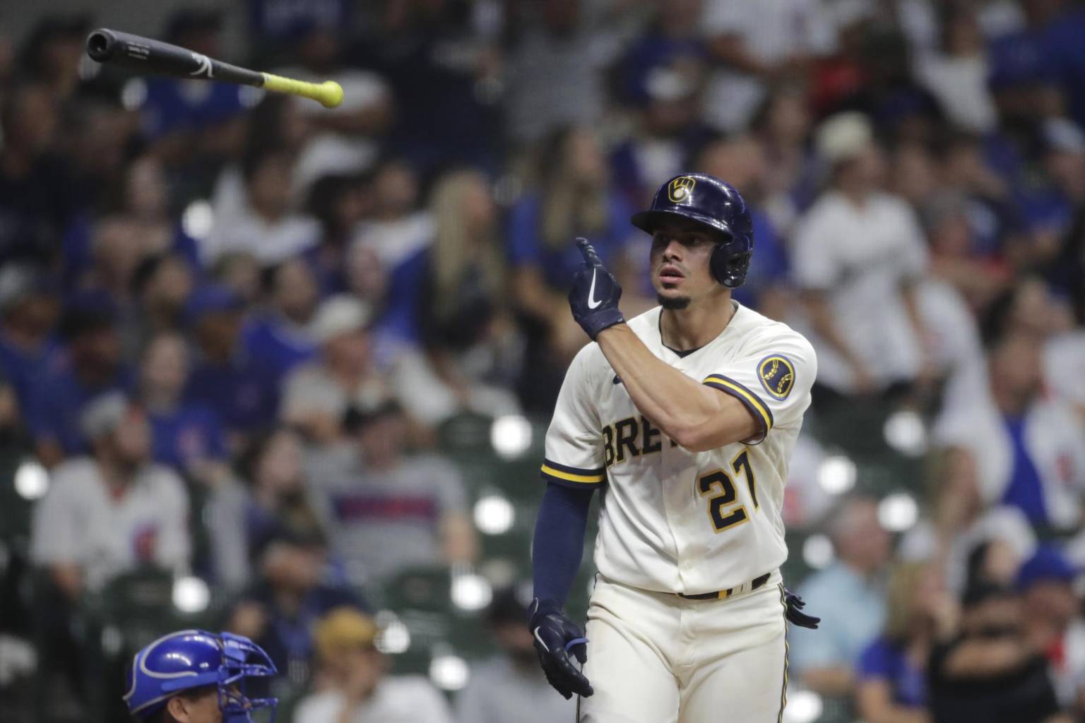 Las exhibiciones ofensivas mostradas por el dominicano Willy Adames, de los Cerveceros de Milwaukee, y el jardinero de los Angelinos de Los Ángeles, Taylor Ward, hicieron que este lunes fueran nombrados Jugadores de la Semana de la Liga Nacional y la Liga Americana en las Grandes Ligas. Adames fue el arma principal en el ataque de los Cerveceros, a quienes encabezó a un registro de 5-2 en siete encuentros durante la semana. El dominicano conectó para promedio de bateo de .310 con tres dobles, cuatro jonrones, 10 carreras remolcadas y seis anotadas. Su mejor partido en este trayecto ocurrió el pasado martes cuando bateó de 5-4, con un doble y dos cuadrangulares, además de dos carreras anotadas e igualó un récord de la franquicia con siete mpujadas, en un triunfo de los Cerveceros 12-2 sobre los Piratas de Pittsburgh. Ward fue una máquina con el bate durante esta etapa de la campaña, pisando el plato en 10 ocasiones y remolcando 11 vueltas para los Angelinos en los pasados siete encuentros, en los cuales disparó dos dobles, un triple, cuatro cuadrangulares, mientras registraba un promedio de bateo de .448., para guiar a su equipo a un récord de 6-1 en siete compromisos. Además, logró el primer partido de su carrera con dos jonrones el pasado 25 de abril, en un choque que terminó con victoria 3-0 ante los Guardianes y el 27 de abril fletó el primer 'grand slam' de su carrera, también en una victoria 9-5 ante el equipo de Cleveland. Para Adames es su segunda distinción al Jugador de la Semana y para Ward su primera.