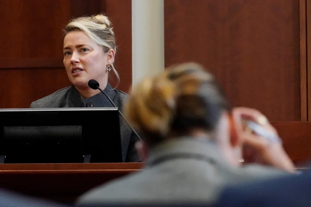 Amber Heard negó haber dejado excremento en cama de Depp