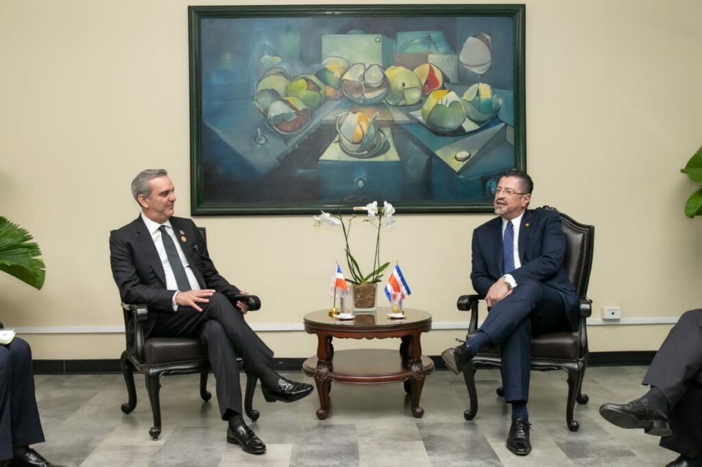 Abinader y presidente electo de Costa Rica se reúnen previo a juramentación