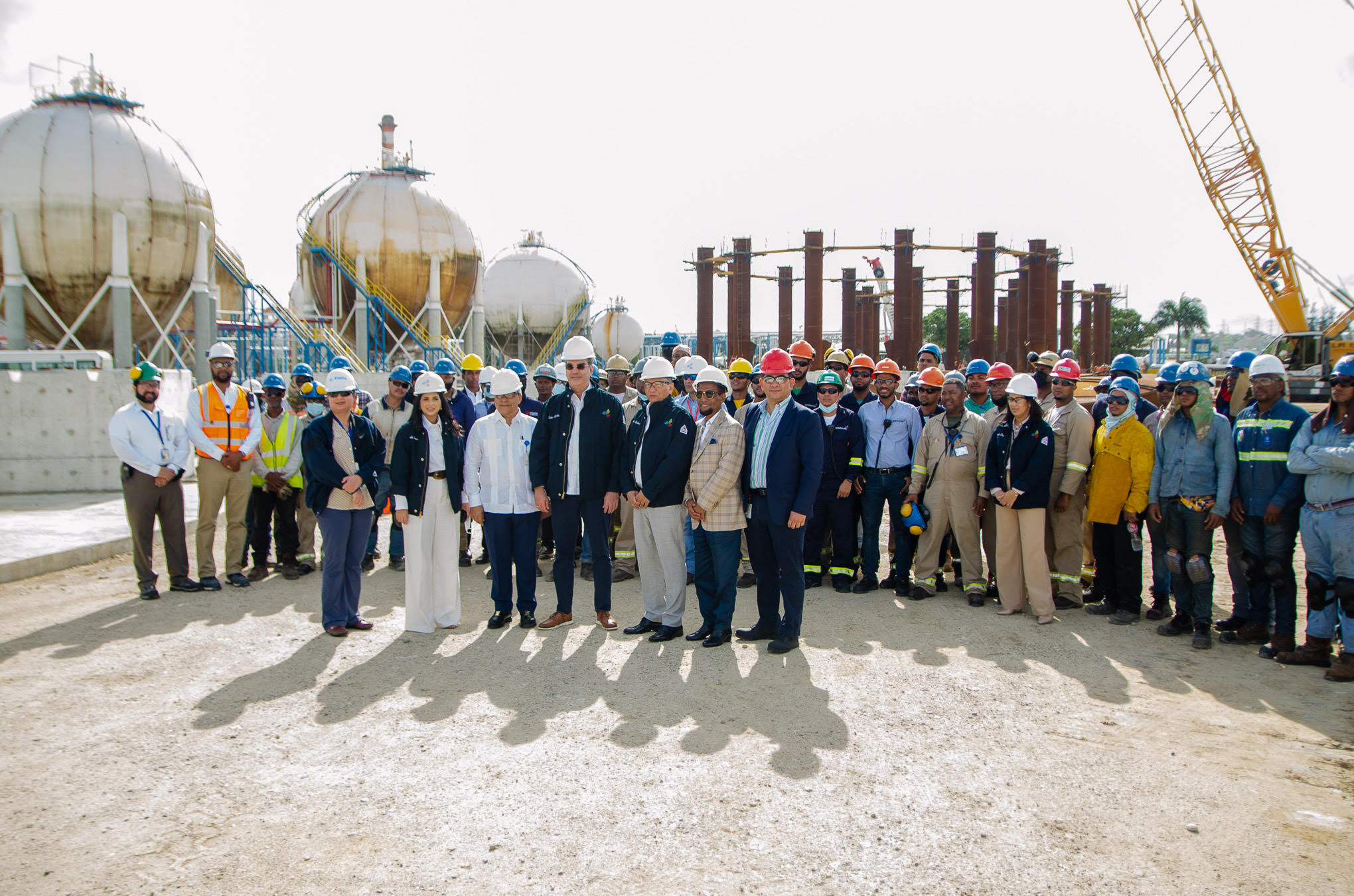 Presidente Abinader visita Refidomsa y supervisa instalación de esferas de GLP