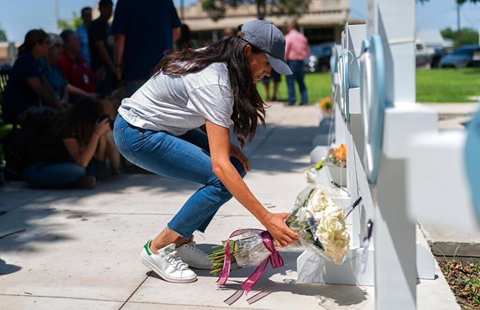 Meghan Markle visita Uvalde tras el tiroteo en un colegio