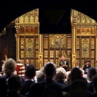 Carlos de Inglaterra reemplaza por primera vez a la reina Isabel II en la apertura del Parlamento británico