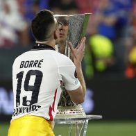 Santos Borré da al Fráncfort el título de la Europa League