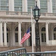 Nueva York ondeará banderas a media asta por víctimas de la masacre en Búfalo