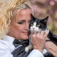¡Amor animal! Mujer se casa con su gato para evitar desalojo