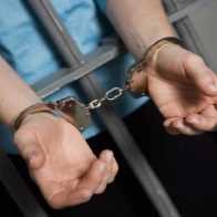 Envían a prisión a profesor acusado de abusar sexualmente de 4 estudiantes