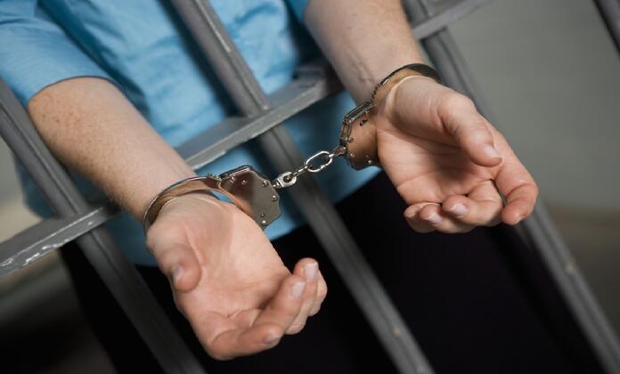 Envían a prisión a profesor acusado de abusar sexualmente de 4 estudiantes