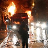 Manifestantes queman buses en vía principal del centro de Santiago