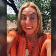 Mujer asegura habla idioma extraterrestre: “soy un portal galáctico”