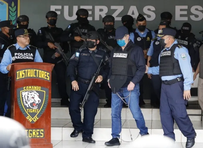 Le gritan "¡Rata!" a expresidente hondureño durante vista en EEUU