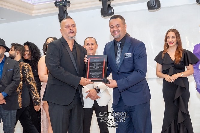 Roy Tabaré recibe premio