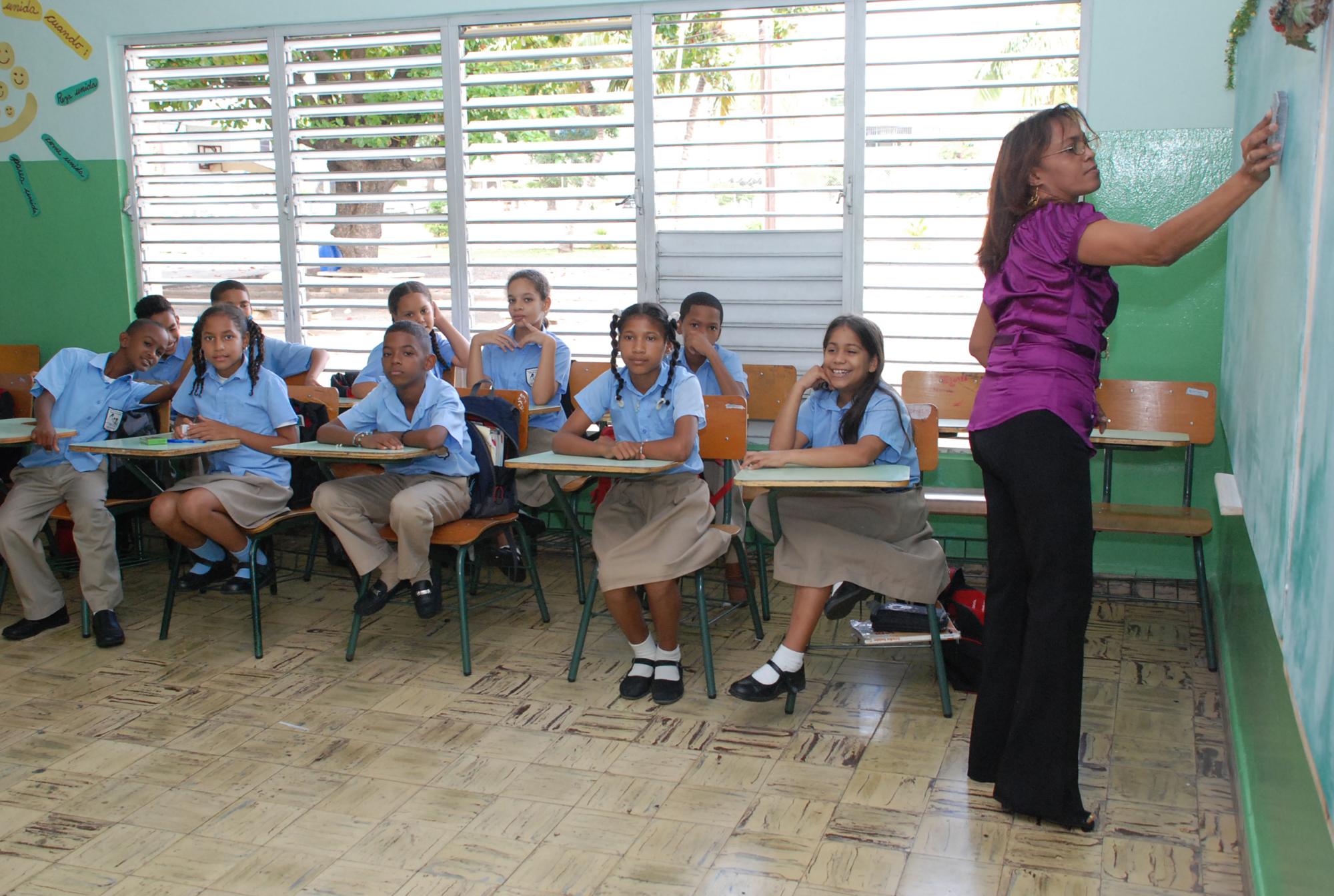 Profesores recibirán incremento del 10% en sus salarios