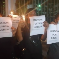 Realizan encendido de velas frente a destacamento Naco en reclamo de justicia por David de los Santos
