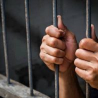 Condenan a 20 años de cárcel a un hombre que mató a otro al atropellarlo y apalearlo