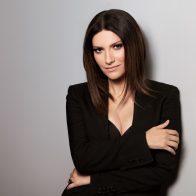 Laura Pausini tira una “pulla” a Leila Cobo de Billboard para que invite a Bad Bunny a cantar con ella “Turista”