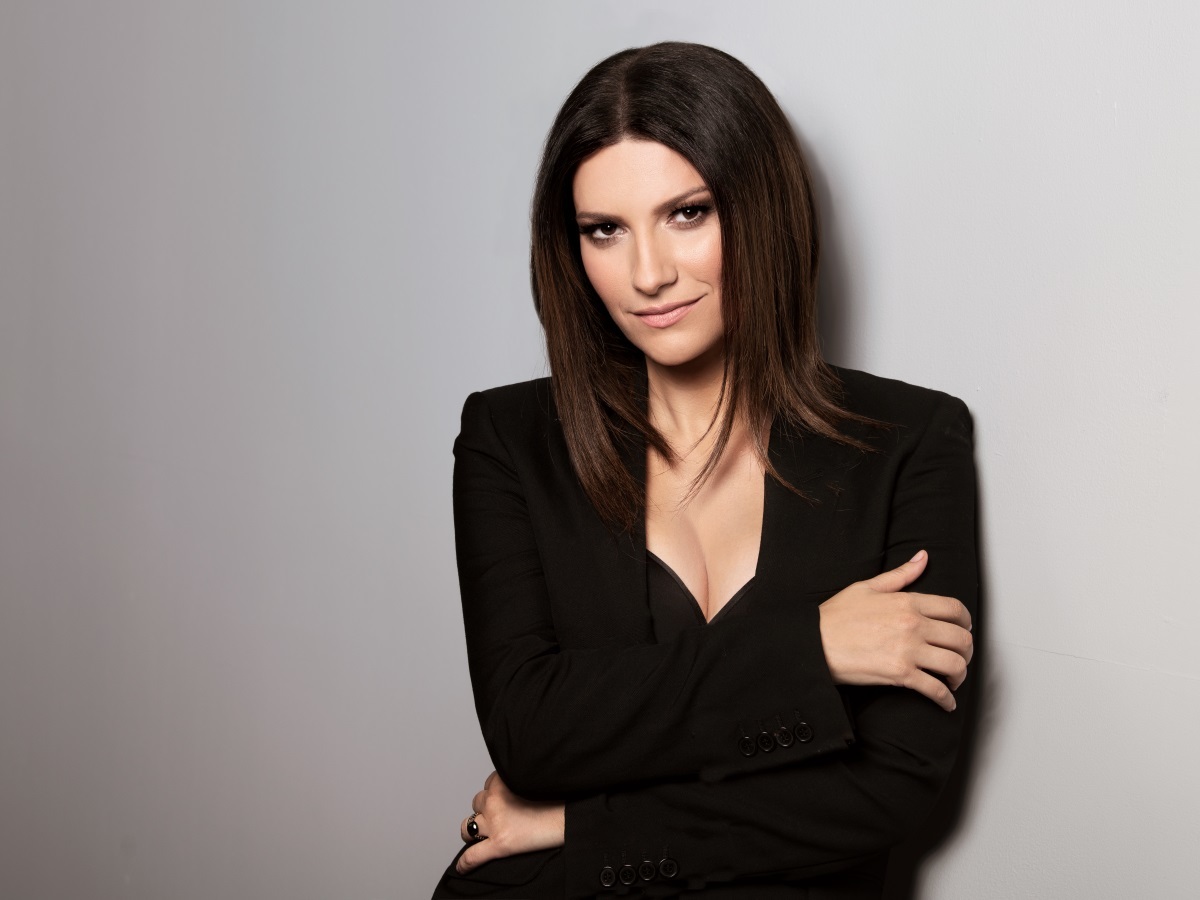 Laura Pausini tira una “pulla” a Leila Cobo de Billboard para que invite a Bad Bunny a cantar con ella “Turista”