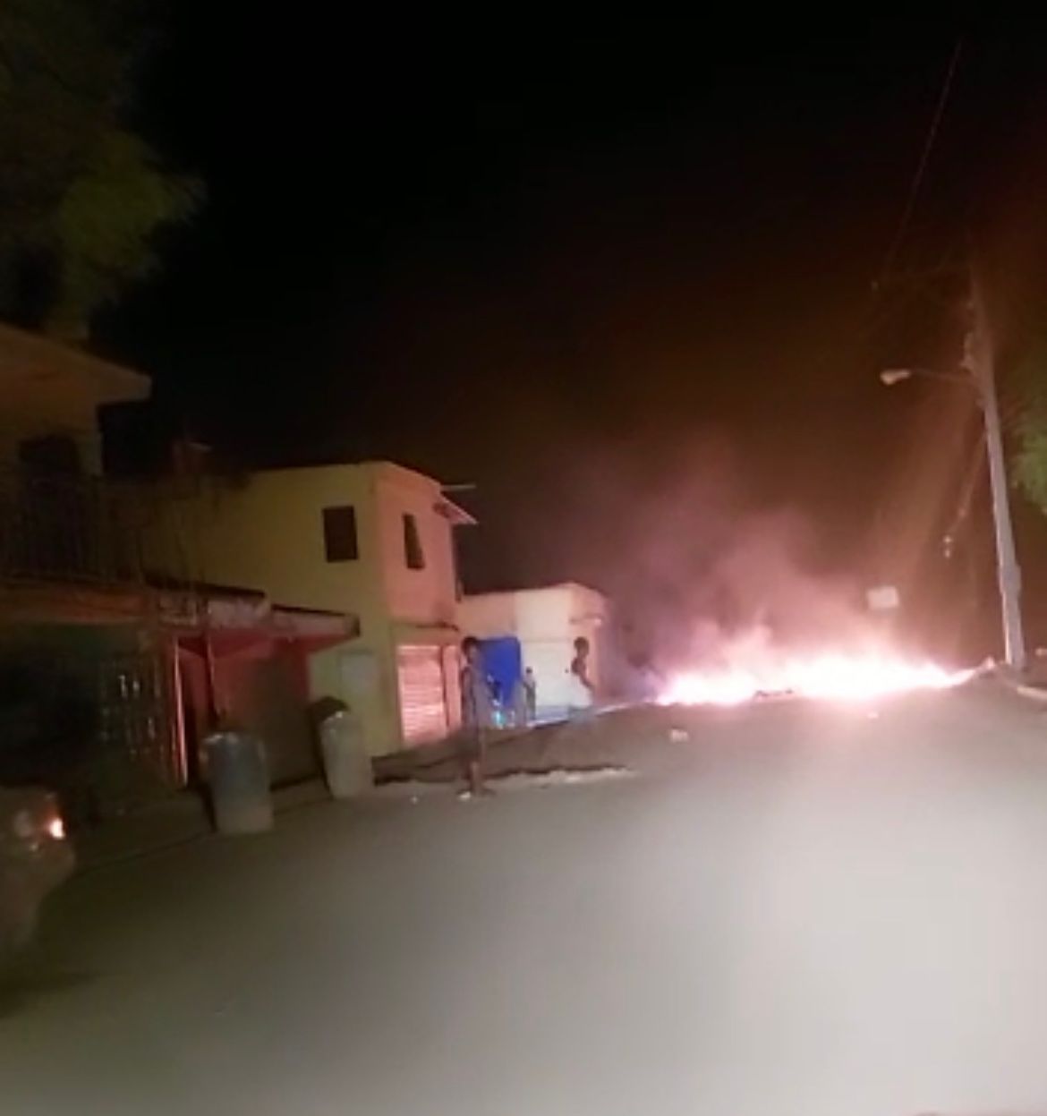 Protestan por largas tandas de apagones en Los Alcarrizos