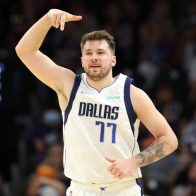 Luka Doncic anota 30 puntos y los Mavericks evitan barrida