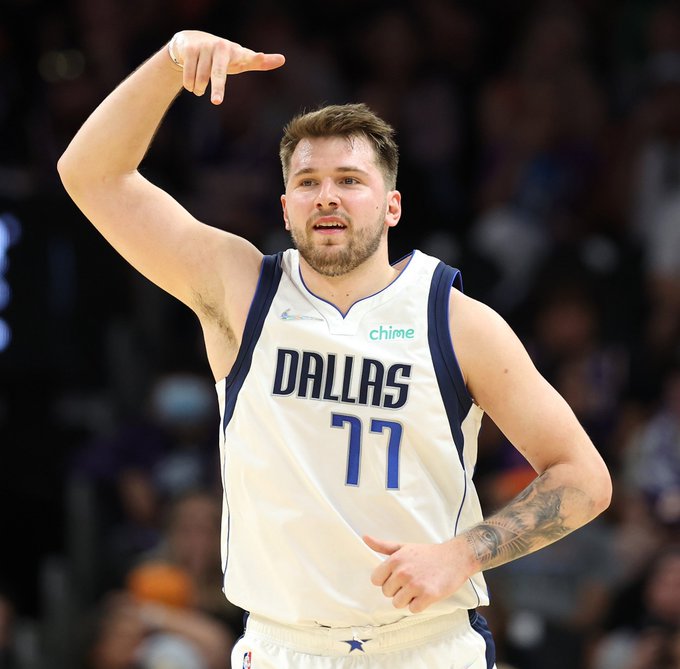 Luka Doncic anota 30 puntos y los Mavericks evitan barrida