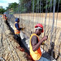 Obreros dominicanos denuncian no se les permite trabajar en construcción de muro