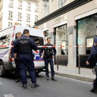 Realizan robo millonario a mano armada en una tienda parisina de Chanel