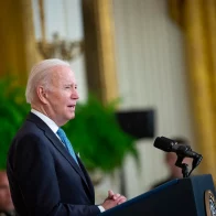 Biden restablece vuelos a Cuba y elimina los límites a las remesas