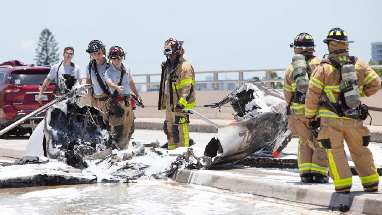 Una avioneta cae en un puente de Miami-Beach dejando al menos seis heridos
