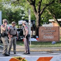 Policía de Texas admite fue un error no entrar a la fuerza al aula del tiroteo