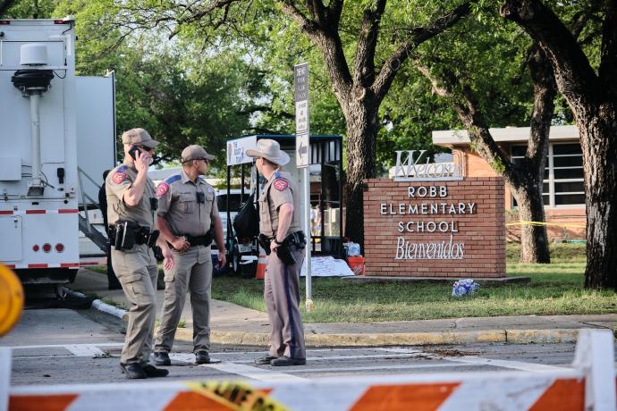 Policía de Texas admite fue un error no entrar a la fuerza al aula del tiroteo