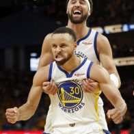 Los Warriors remontan y toman ventaja de 2-0 contra los Mavericks