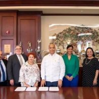 Consulado dominicano en PR fortalece educación para los suyos en la isla