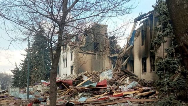 Califican de "claro crimen de guerra" el ataque al teatro de Mariúpol