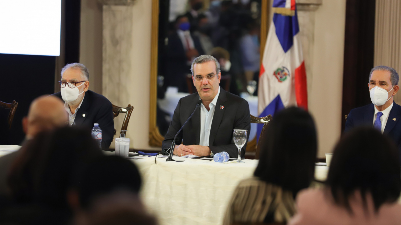 Abinader crea comisión para reformar Ley sobre la libertad de expresión