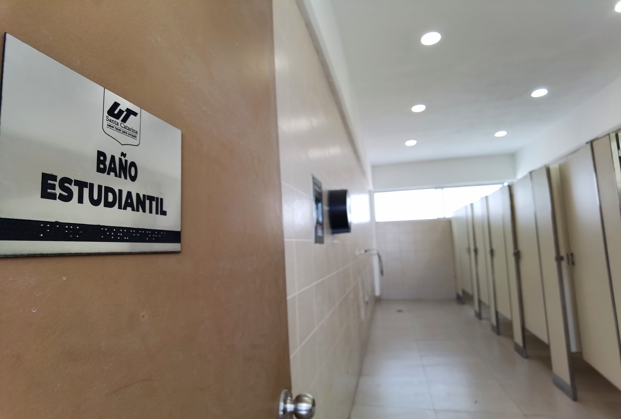 Inauguran primer baño sin género en una escuela pública de México