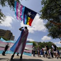 Jueza impide a Texas investigar a familias de jóvenes transgénero por "abuso"