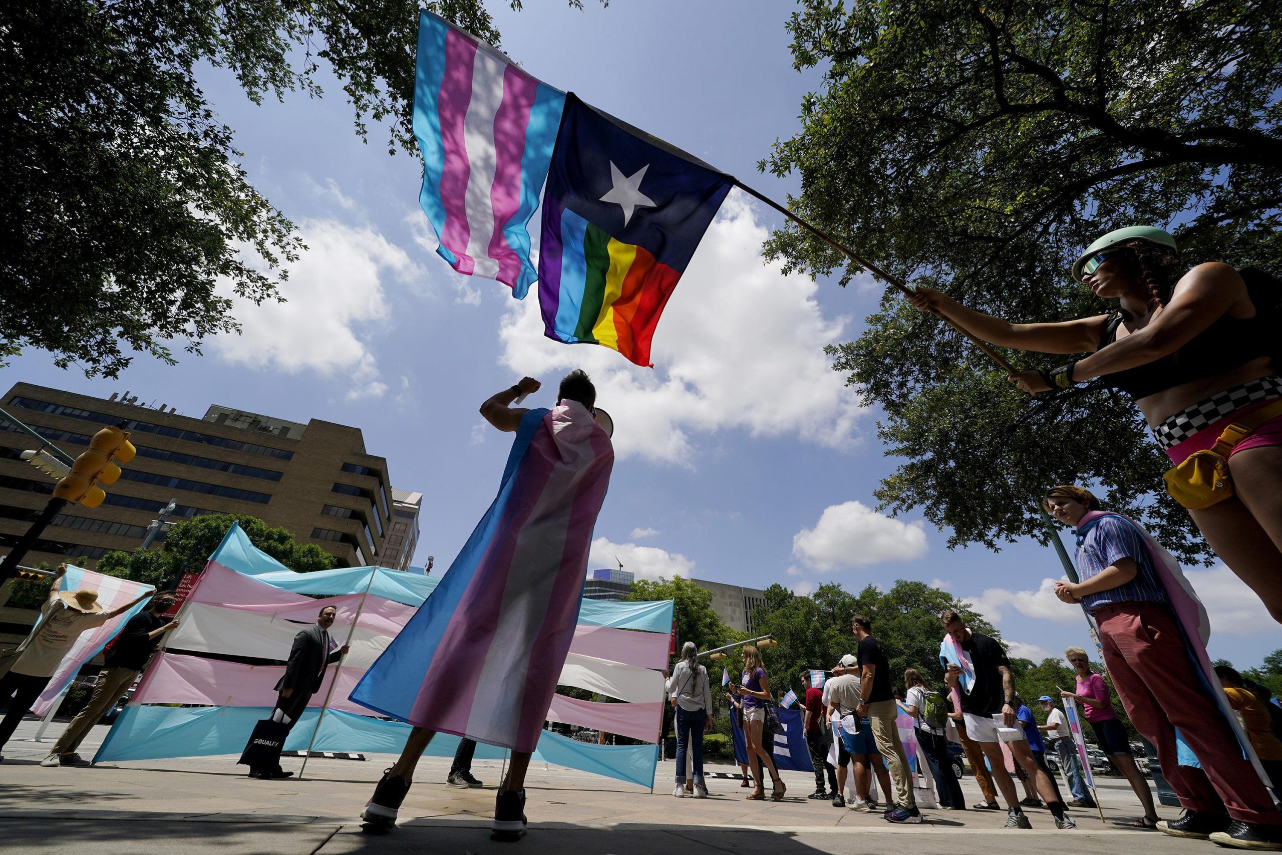 Jueza impide a Texas investigar a familias de jóvenes transgénero por "abuso"