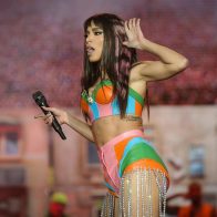 Anitta cantando en Portugal