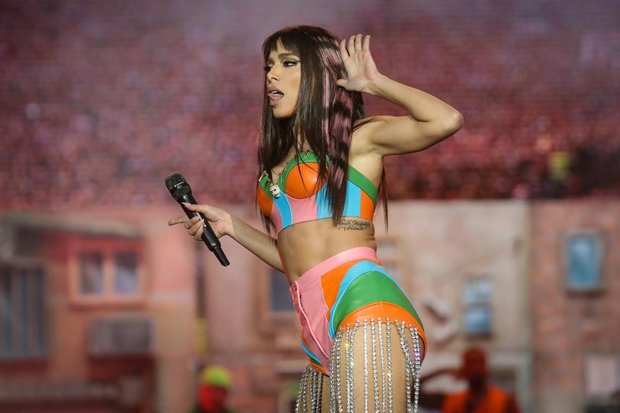 Anitta cantando en Portugal