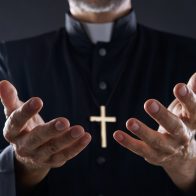 Sentencian a más de 20 años a sacerdote católico por agredir sexualmente a un adolescente