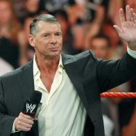 Vince McMahon renuncia a su cargo tras décadas al frente de la WWE