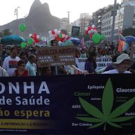 Cientos de personas marchan por la legalización de la marihuana en Brasil