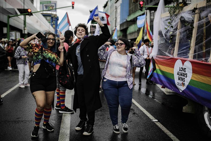 Miles de personas participan en la celebración del Día del Orgullo LGBTI+, en San José, Costa Rica