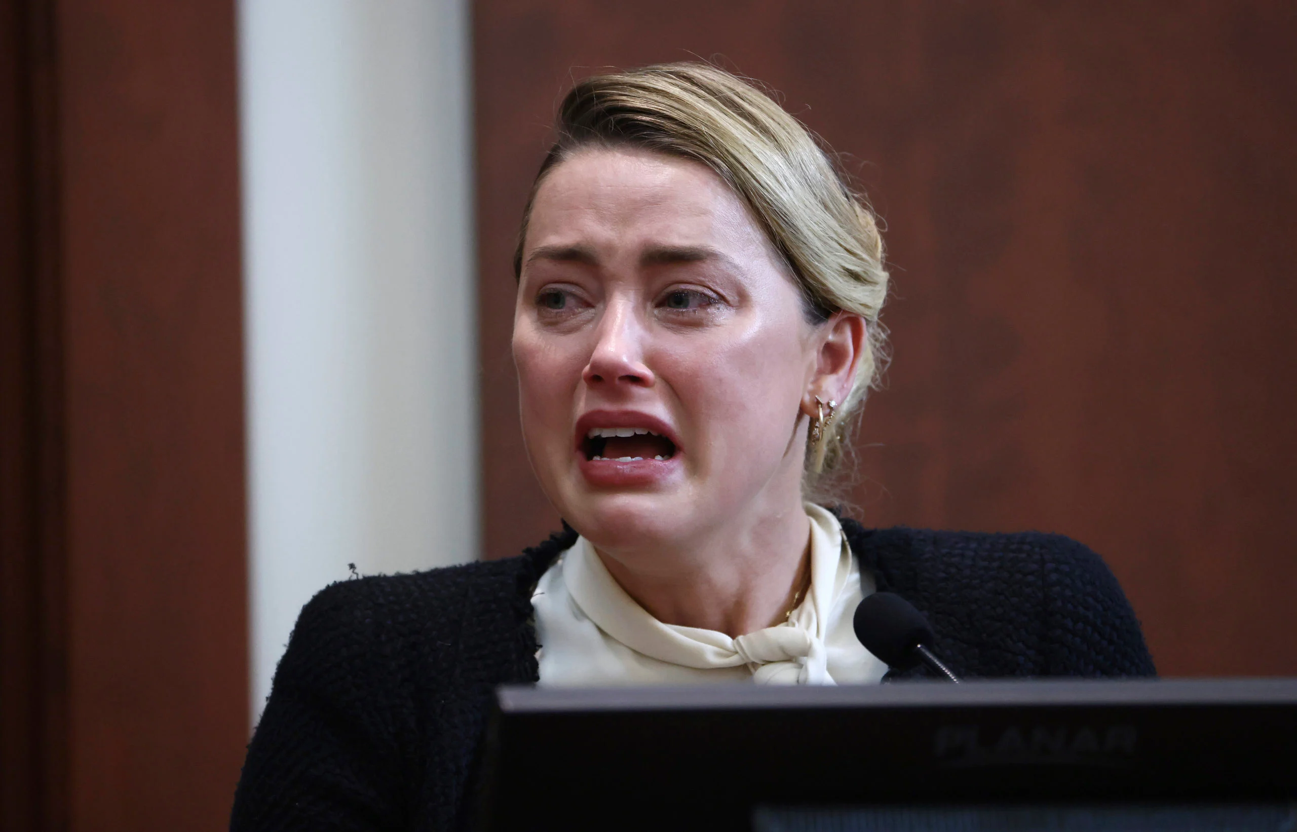 Un miembro del jurado dice que Amber Heard lloró "con lágrimas de cocodrilo"