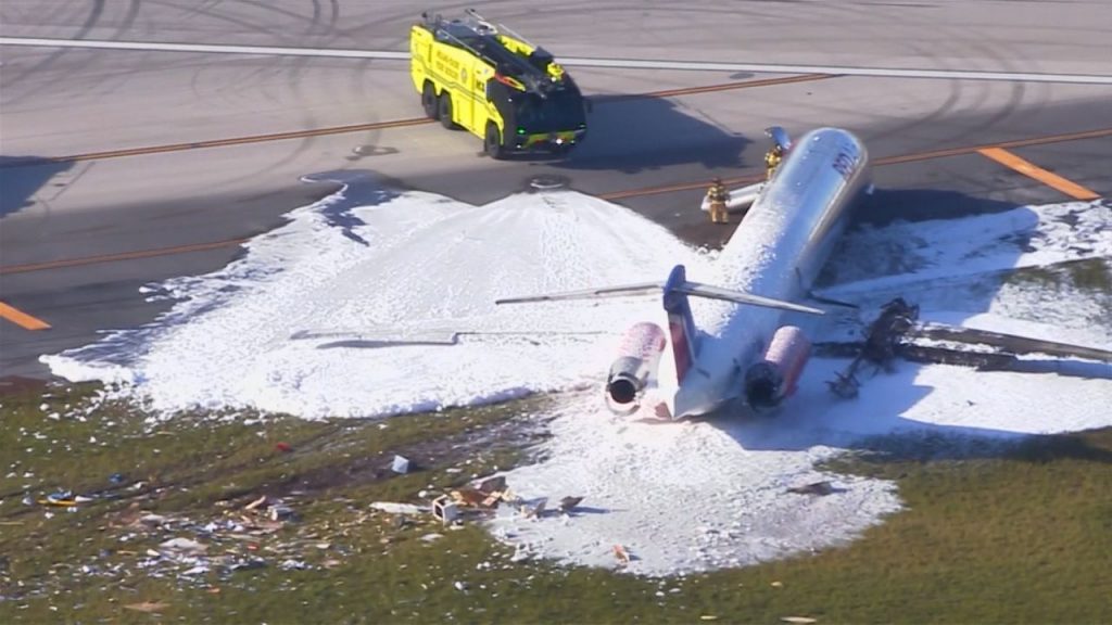 Detienen fuego en avión de Red Air accidentado en Miami