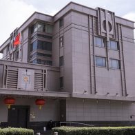 Arrestan a un hombre por el presunto intento de incendiar la Embajada de China en EEUU