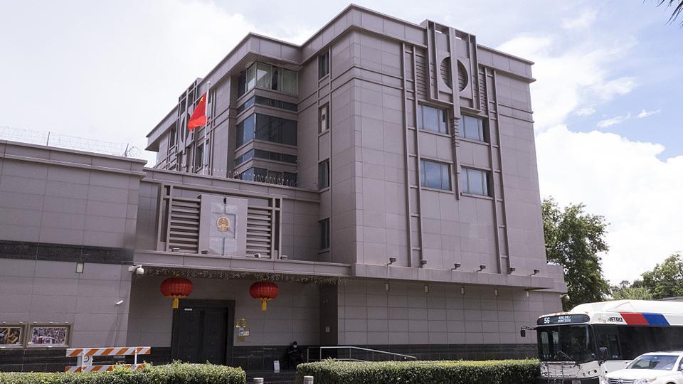 Arrestan a un hombre por el presunto intento de incendiar la Embajada de China en EEUU