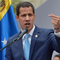 Juan Guaidó recibe empujones e insultos durante visita al oeste de Venezuela
