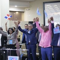Carlos Peña junto a los miembros de su partido